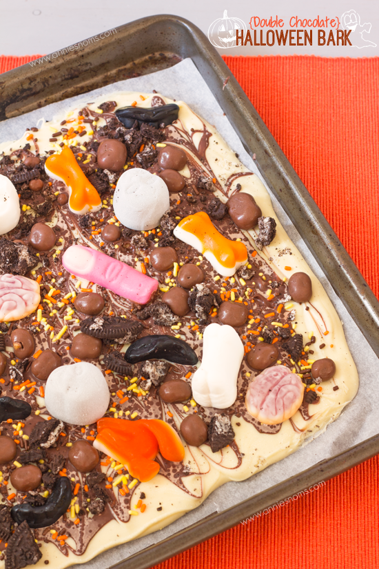 {Double Chocolate} Halloween Bark | Annie's Noms - This Halloween bark uses white and milk chocolate and is loaded with Halloween shaped gummy sweets, marshmallows and tons of Autumn coloured sprinkles! No-bake and fun to make, the kids (and adults!) will just love this recipe! 