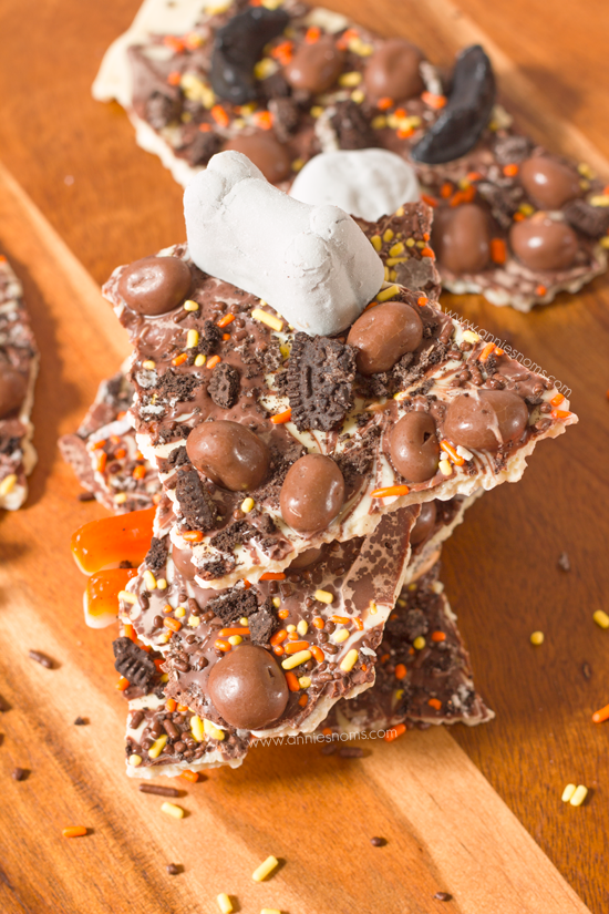 {Double Chocolate} Halloween Bark | Annie's Noms - This Halloween bark uses white and milk chocolate and is loaded with Halloween shaped gummy sweets, marshmallows and tons of Autumn coloured sprinkles! No-bake and fun to make, the kids (and adults!) will just love this recipe!