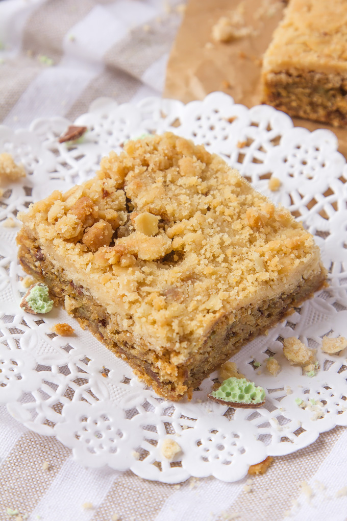 A chewy, mint chocolate filled cookie, with a crumbly, crunchy oat topping; these Mint Chocolate Streusel Cookie Bars are pure bliss!