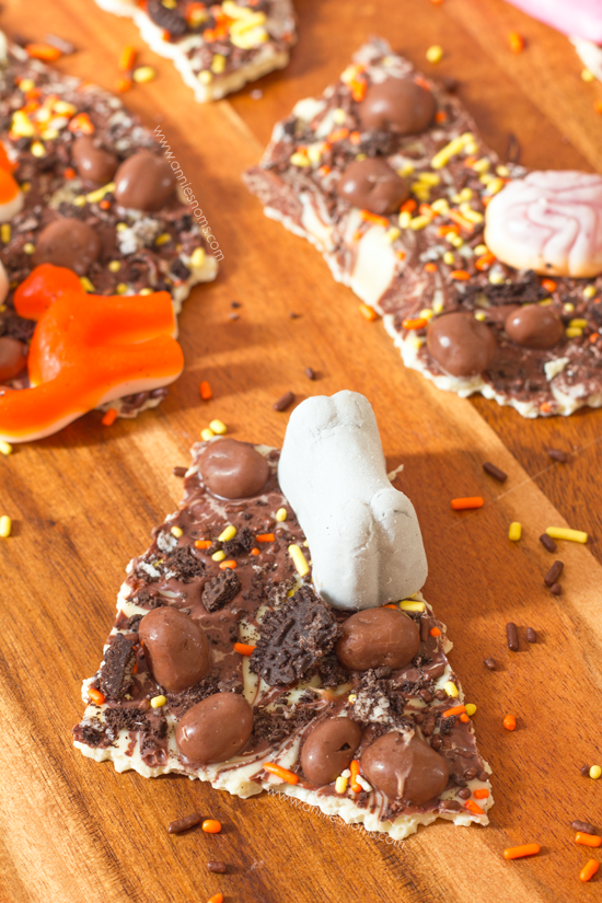 {Double Chocolate} Halloween Bark | Annie's Noms - This Halloween bark uses white and milk chocolate and is loaded with Halloween shaped gummy sweets, marshmallows and tons of Autumn coloured sprinkles! No-bake and fun to make, the kids (and adults!) will just love this recipe!
