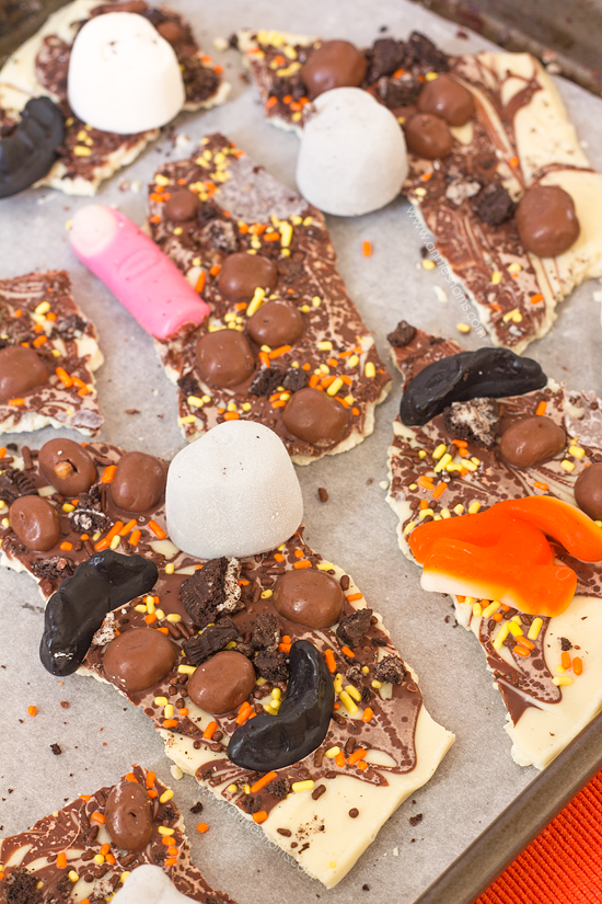 {Double Chocolate} Halloween Bark | Annie's Noms - This Halloween bark uses white and milk chocolate and is loaded with Halloween shaped gummy sweets, marshmallows and tons of Autumn coloured sprinkles! No-bake and fun to make, the kids (and adults!) will just love this recipe! 