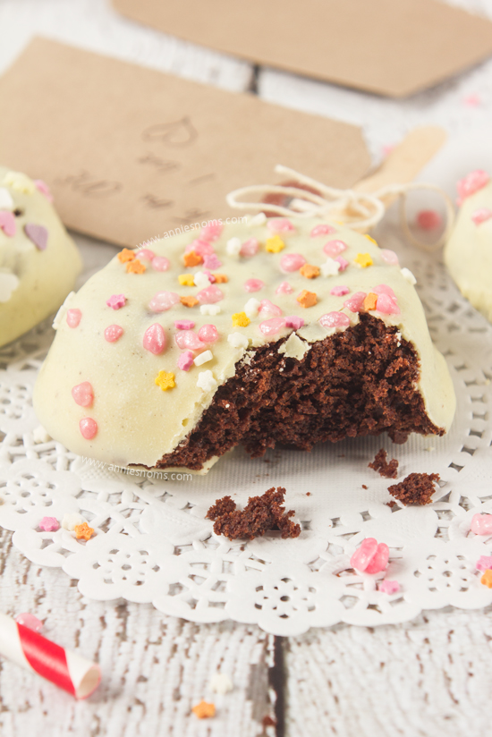 I took my favourite ever brownie batter and baked it into cute little hearts to create these Valentine Brownie Pops! Dunked into melted white chocolate and decorated to your heart's content, your Valentine will love these individual sized pops!