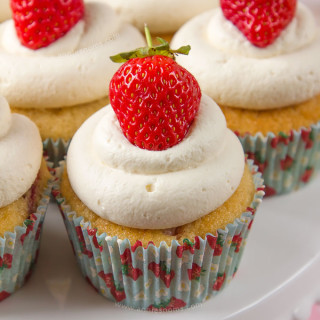 Strawberries and Cream Cupcakes | Annie's Noms
