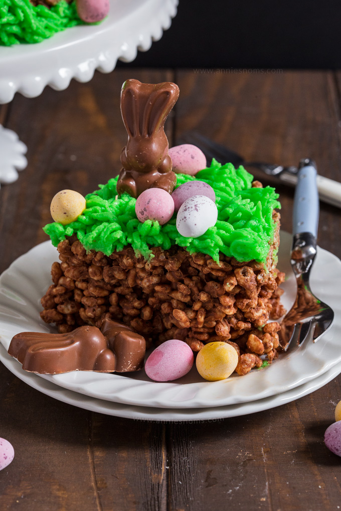 This no bake Easter Bunny Rice Krispie Cake is easy to make and so fun for kids and adults alike! It will make the perfect centrepiece on your Easter table! #ad