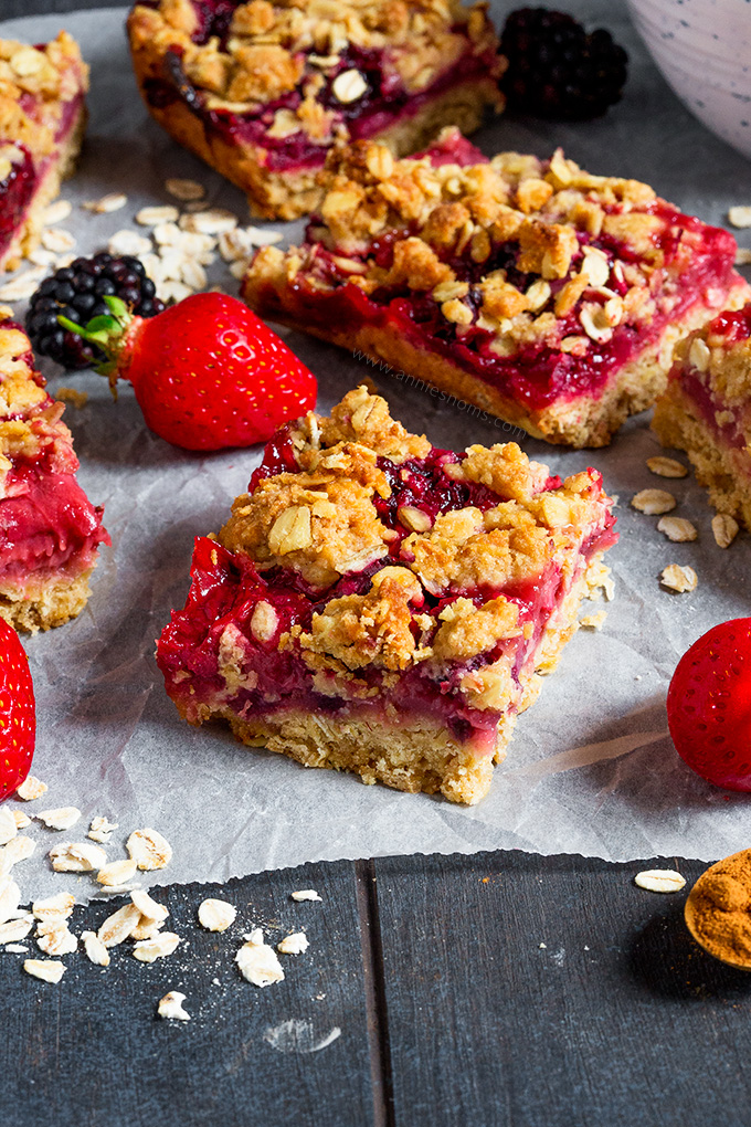 These Oatmeal Bars are stuffed with fresh strawberries and blackberries to create a tasty, sweet, oaty treat that will become a family favourite!