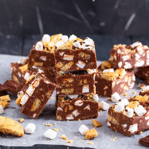 S'mores Fudge {no candy thermometer required!} - Annie's Noms